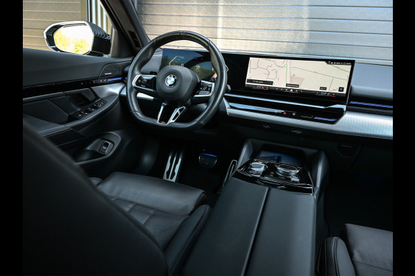BMW 5 Serie 520i M sport | Iconic glow | M-Sport brake | NL-Auto | Shadowline lights | Panorama dak | Comfort seats | Adaptive led | Driving assistant prof. | Harman/kardon | Comfort Pack