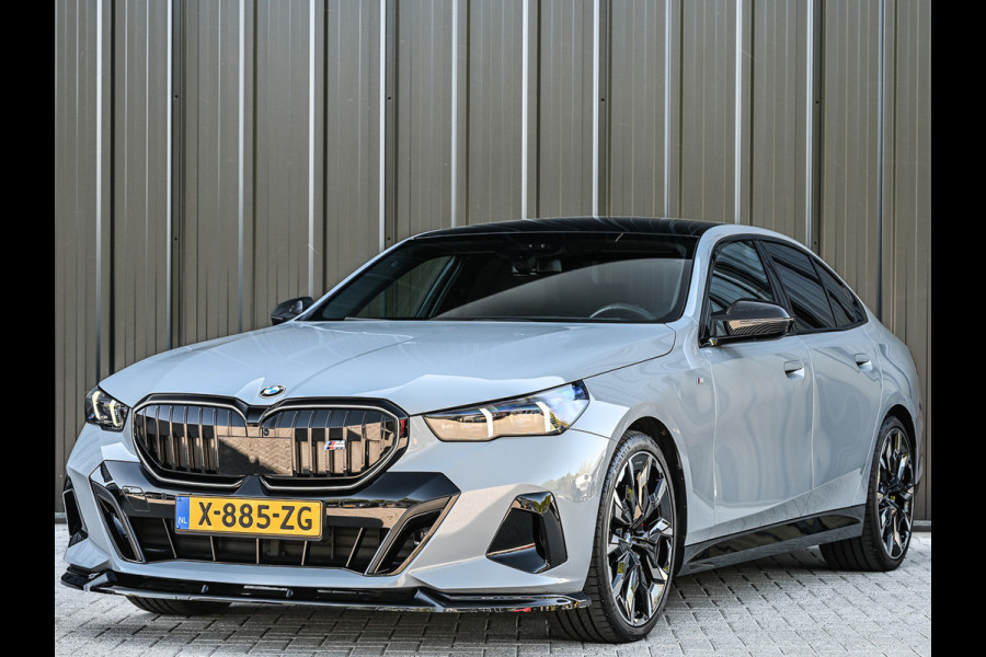 BMW 5 Serie 520i M sport | Iconic glow | M-Sport brake | NL-Auto | Shadowline lights | Panorama dak | Comfort seats | Adaptive led | Driving assistant prof. | Harman/kardon | Comfort Pack