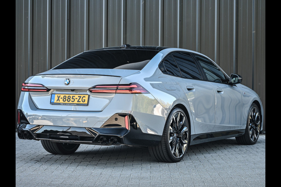 BMW 5 Serie 520i M sport | Iconic glow | M-Sport brake | NL-Auto | Shadowline lights | Panorama dak | Comfort seats | Adaptive led | Driving assistant prof. | Harman/kardon | Comfort Pack