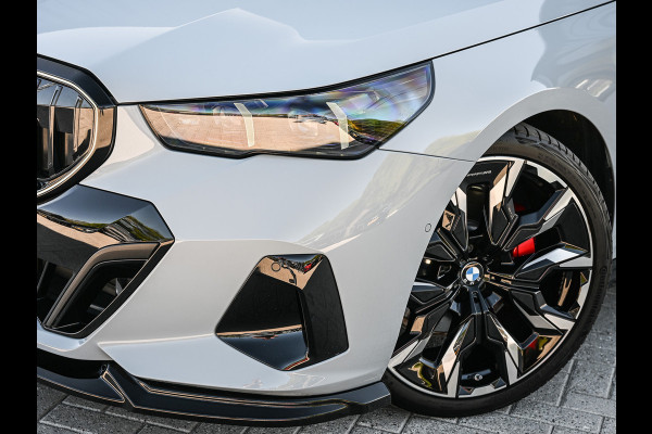 BMW 5 Serie 520i M sport | Iconic glow | M-Sport brake | NL-Auto | Shadowline lights | Panorama dak | Comfort seats | Adaptive led | Driving assistant prof. | Harman/kardon | Comfort Pack
