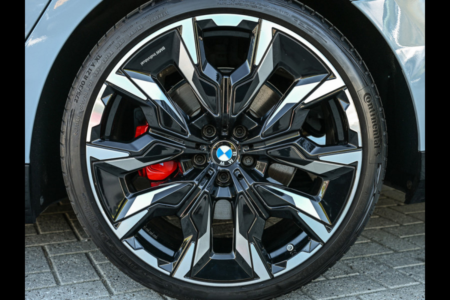 BMW 5 Serie 520i M sport | Iconic glow | M-Sport brake | NL-Auto | Shadowline lights | Panorama dak | Comfort seats | Adaptive led | Driving assistant prof. | Harman/kardon | Comfort Pack
