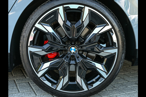 BMW 5 Serie 520i M sport | Iconic glow | M-Sport brake | NL-Auto | Shadowline lights | Panorama dak | Comfort seats | Adaptive led | Driving assistant prof. | Harman/kardon | Comfort Pack