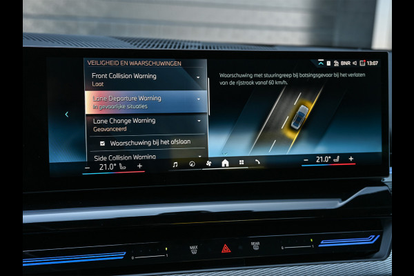 BMW 5 Serie 520i M sport | Iconic glow | M-Sport brake | NL-Auto | Shadowline lights | Panorama dak | Comfort seats | Adaptive led | Driving assistant prof. | Harman/kardon | Comfort Pack