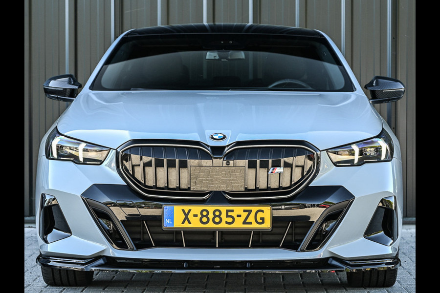 BMW 5 Serie 520i M sport | Iconic glow | M-Sport brake | NL-Auto | Shadowline lights | Panorama dak | Comfort seats | Adaptive led | Driving assistant prof. | Harman/kardon | Comfort Pack