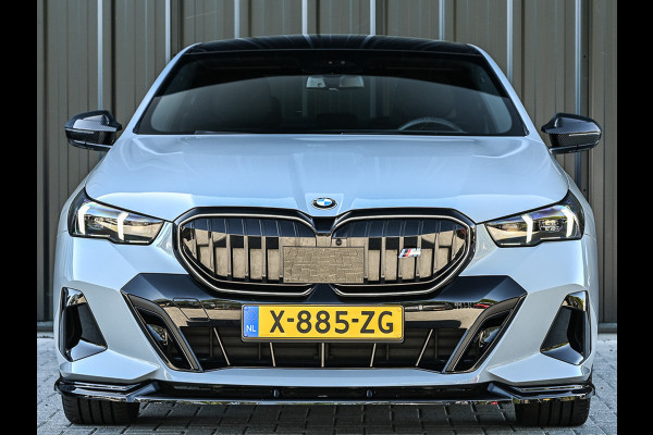 BMW 5 Serie 520i M sport | Iconic glow | M-Sport brake | NL-Auto | Shadowline lights | Panorama dak | Comfort seats | Adaptive led | Driving assistant prof. | Harman/kardon | Comfort Pack