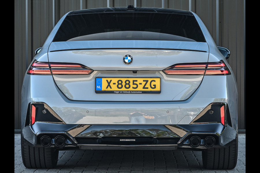 BMW 5 Serie 520i M sport | Iconic glow | M-Sport brake | NL-Auto | Shadowline lights | Panorama dak | Comfort seats | Adaptive led | Driving assistant prof. | Harman/kardon | Comfort Pack