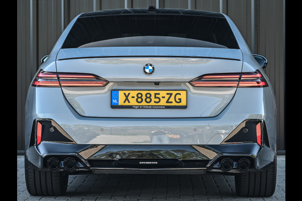 BMW 5 Serie 520i M sport | Iconic glow | M-Sport brake | NL-Auto | Shadowline lights | Panorama dak | Comfort seats | Adaptive led | Driving assistant prof. | Harman/kardon | Comfort Pack