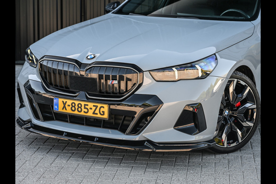 BMW 5 Serie 520i M sport | Iconic glow | M-Sport brake | NL-Auto | Shadowline lights | Panorama dak | Comfort seats | Adaptive led | Driving assistant prof. | Harman/kardon | Comfort Pack