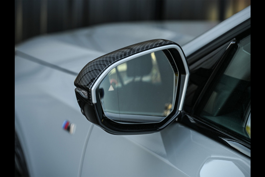 BMW 5 Serie 520i M sport | Iconic glow | M-Sport brake | NL-Auto | Shadowline lights | Panorama dak | Comfort seats | Adaptive led | Driving assistant prof. | Harman/kardon | Comfort Pack