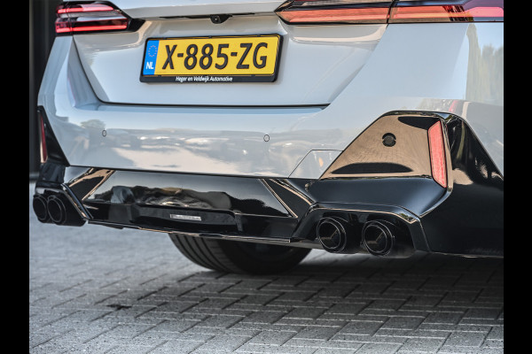 BMW 5 Serie 520i M sport | Iconic glow | M-Sport brake | NL-Auto | Shadowline lights | Panorama dak | Comfort seats | Adaptive led | Driving assistant prof. | Harman/kardon | Comfort Pack