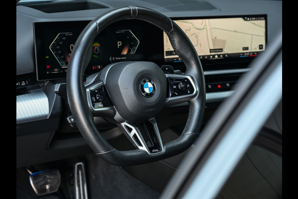 BMW 5 Serie 520i M sport | Iconic glow | M-Sport brake | NL-Auto | Shadowline lights | Panorama dak | Comfort seats | Adaptive led | Driving assistant prof. | Harman/kardon | Comfort Pack