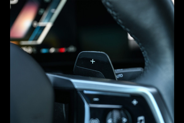 BMW 5 Serie 520i M sport | Iconic glow | M-Sport brake | NL-Auto | Shadowline lights | Panorama dak | Comfort seats | Adaptive led | Driving assistant prof. | Harman/kardon | Comfort Pack