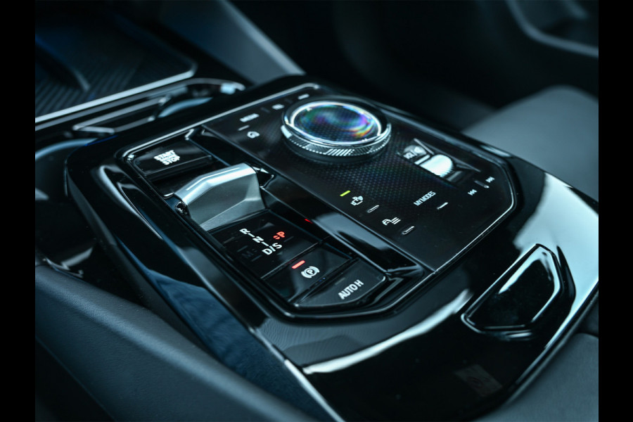 BMW 5 Serie 520i M sport | Iconic glow | M-Sport brake | NL-Auto | Shadowline lights | Panorama dak | Comfort seats | Adaptive led | Driving assistant prof. | Harman/kardon | Comfort Pack