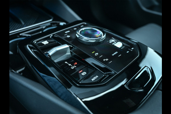 BMW 5 Serie 520i M sport | Iconic glow | M-Sport brake | NL-Auto | Shadowline lights | Panorama dak | Comfort seats | Adaptive led | Driving assistant prof. | Harman/kardon | Comfort Pack