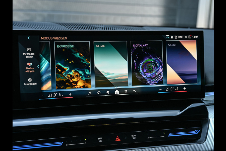 BMW 5 Serie 520i M sport | Iconic glow | M-Sport brake | NL-Auto | Shadowline lights | Panorama dak | Comfort seats | Adaptive led | Driving assistant prof. | Harman/kardon | Comfort Pack