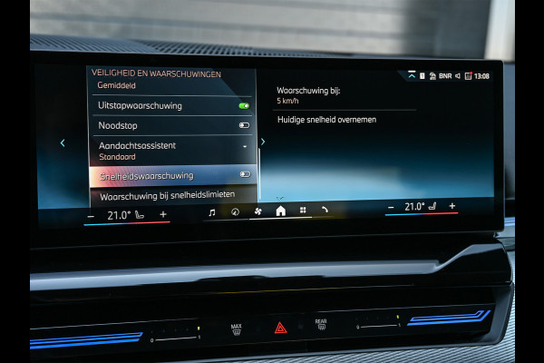 BMW 5 Serie 520i M sport | Iconic glow | M-Sport brake | NL-Auto | Shadowline lights | Panorama dak | Comfort seats | Adaptive led | Driving assistant prof. | Harman/kardon | Comfort Pack