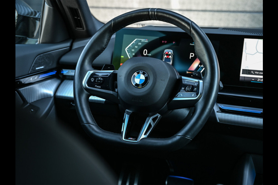 BMW 5 Serie 520i M sport | Iconic glow | M-Sport brake | NL-Auto | Shadowline lights | Panorama dak | Comfort seats | Adaptive led | Driving assistant prof. | Harman/kardon | Comfort Pack