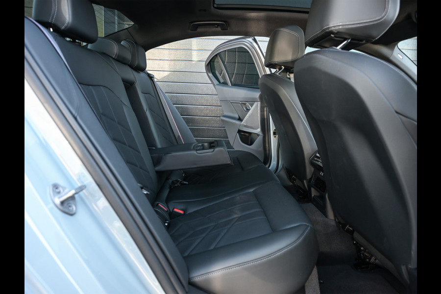 BMW 5 Serie 520i M sport | Iconic glow | M-Sport brake | NL-Auto | Shadowline lights | Panorama dak | Comfort seats | Adaptive led | Driving assistant prof. | Harman/kardon | Comfort Pack