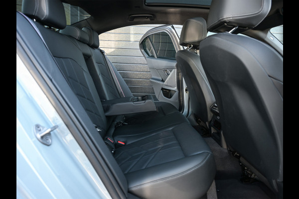BMW 5 Serie 520i M sport | Iconic glow | M-Sport brake | NL-Auto | Shadowline lights | Panorama dak | Comfort seats | Adaptive led | Driving assistant prof. | Harman/kardon | Comfort Pack