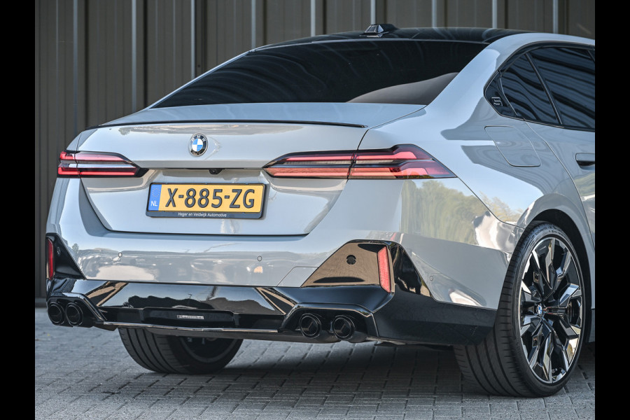 BMW 5 Serie 520i M sport | Iconic glow | M-Sport brake | NL-Auto | Shadowline lights | Panorama dak | Comfort seats | Adaptive led | Driving assistant prof. | Harman/kardon | Comfort Pack