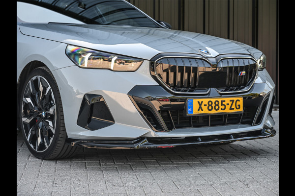BMW 5 Serie 520i M sport | Iconic glow | M-Sport brake | NL-Auto | Shadowline lights | Panorama dak | Comfort seats | Adaptive led | Driving assistant prof. | Harman/kardon | Comfort Pack