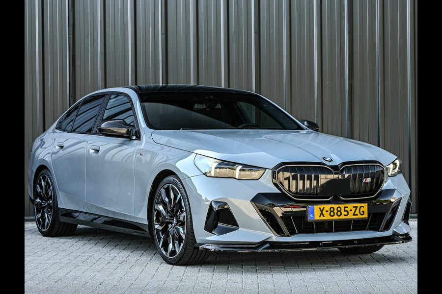 BMW 5 Serie 520i M sport | Iconic glow | M-Sport brake | NL-Auto | Shadowline lights | Panorama dak | Comfort seats | Adaptive led | Driving assistant prof. | Harman/kardon | Comfort Pack