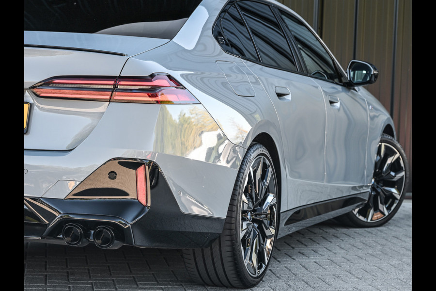 BMW 5 Serie 520i M sport | Iconic glow | M-Sport brake | NL-Auto | Shadowline lights | Panorama dak | Comfort seats | Adaptive led | Driving assistant prof. | Harman/kardon | Comfort Pack