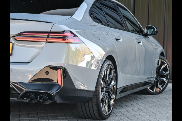BMW 5 Serie 520i M sport | Iconic glow | M-Sport brake | NL-Auto | Shadowline lights | Panorama dak | Comfort seats | Adaptive led | Driving assistant prof. | Harman/kardon | Comfort Pack