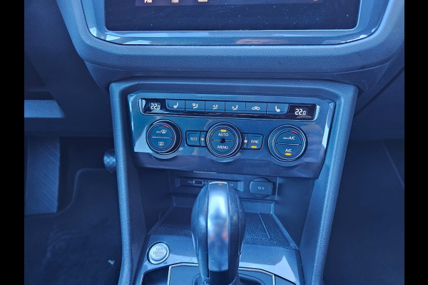 Volkswagen Tiguan Allspace 1.5 TSI Highline Business R-line 7p. | LED | Pano | Trekhaak | Leder | Stoelverwarming | Camera | ACC | App-connect | All-seasons | Vol |