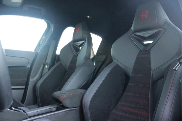 Alfa Romeo junior Elettrica VELOCE 280PK 54 kWh | SPORT PACK (SABELT SPORTSTOELEN ELEKTRISCH BEDIENBAAR OP DE BESTUURDERSSTOEL/STOEL VERWARMING/ALUMINIUM INSTAPLIJSTEN EN PEDALEN/PERFROMANCE STUURWIEL MET ALCANTARA/PERFORMANCE BODYKIT "PROGRESSO"/AMBIENT LIGHT/GETINTE ACHETRRUITEN | TECHNO PACK (LED MATRIX KOPLAMPEN/AUTOMATISCH DIMMENDE BINNENSPIEGEL/DRAADLOZE TELEFOONLADER/DODEHOEK DETECTIE/NAVIGATIE/ELEKTRISCH BEDIENBARE ACHTERKLEP/KEYLESS ENTRY/KEYLESS START/ADAPTIVE CRUISE CONTROL/ACHTERUITRIJ CAMERA) | DRAADLOZE APPLE CARPLAY/ANDROID AUTO | 20" LICHTMETALEN VELGEN "VENTI" | RODE RE