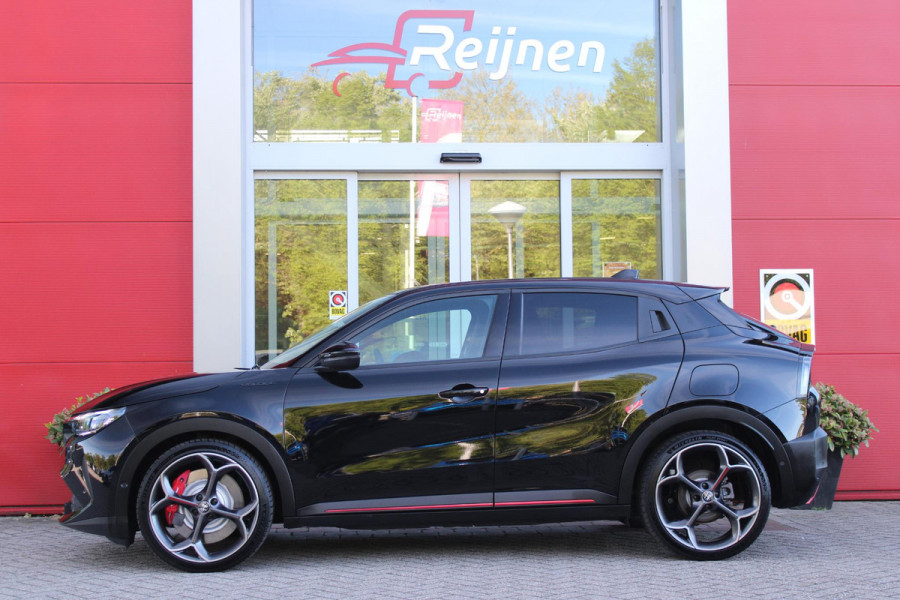 Alfa Romeo junior Elettrica VELOCE 280PK 54 kWh | SPORT PACK (SABELT SPORTSTOELEN ELEKTRISCH BEDIENBAAR OP DE BESTUURDERSSTOEL/STOEL VERWARMING/ALUMINIUM INSTAPLIJSTEN EN PEDALEN/PERFROMANCE STUURWIEL MET ALCANTARA/PERFORMANCE BODYKIT "PROGRESSO"/AMBIENT LIGHT/GETINTE ACHETRRUITEN | TECHNO PACK (LED MATRIX KOPLAMPEN/AUTOMATISCH DIMMENDE BINNENSPIEGEL/DRAADLOZE TELEFOONLADER/DODEHOEK DETECTIE/NAVIGATIE/ELEKTRISCH BEDIENBARE ACHTERKLEP/KEYLESS ENTRY/KEYLESS START/ADAPTIVE CRUISE CONTROL/ACHTERUITRIJ CAMERA) | DRAADLOZE APPLE CARPLAY/ANDROID AUTO | 20" LICHTMETALEN VELGEN "VENTI" | RODE RE