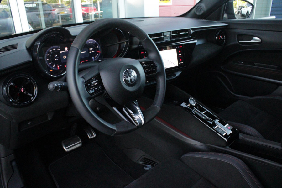 Alfa Romeo junior Elettrica VELOCE 280PK 54 kWh | SPORT PACK (SABELT SPORTSTOELEN ELEKTRISCH BEDIENBAAR OP DE BESTUURDERSSTOEL/STOEL VERWARMING/ALUMINIUM INSTAPLIJSTEN EN PEDALEN/PERFROMANCE STUURWIEL MET ALCANTARA/PERFORMANCE BODYKIT "PROGRESSO"/AMBIENT LIGHT/GETINTE ACHETRRUITEN | TECHNO PACK (LED MATRIX KOPLAMPEN/AUTOMATISCH DIMMENDE BINNENSPIEGEL/DRAADLOZE TELEFOONLADER/DODEHOEK DETECTIE/NAVIGATIE/ELEKTRISCH BEDIENBARE ACHTERKLEP/KEYLESS ENTRY/KEYLESS START/ADAPTIVE CRUISE CONTROL/ACHTERUITRIJ CAMERA) | DRAADLOZE APPLE CARPLAY/ANDROID AUTO | 20" LICHTMETALEN VELGEN "VENTI" | RODE RE