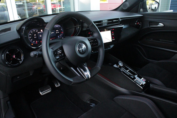 Alfa Romeo junior Elettrica VELOCE 280PK 54 kWh | SPORT PACK (SABELT SPORTSTOELEN ELEKTRISCH BEDIENBAAR OP DE BESTUURDERSSTOEL/STOEL VERWARMING/ALUMINIUM INSTAPLIJSTEN EN PEDALEN/PERFROMANCE STUURWIEL MET ALCANTARA/PERFORMANCE BODYKIT "PROGRESSO"/AMBIENT LIGHT/GETINTE ACHETRRUITEN | TECHNO PACK (LED MATRIX KOPLAMPEN/AUTOMATISCH DIMMENDE BINNENSPIEGEL/DRAADLOZE TELEFOONLADER/DODEHOEK DETECTIE/NAVIGATIE/ELEKTRISCH BEDIENBARE ACHTERKLEP/KEYLESS ENTRY/KEYLESS START/ADAPTIVE CRUISE CONTROL/ACHTERUITRIJ CAMERA) | DRAADLOZE APPLE CARPLAY/ANDROID AUTO | 20" LICHTMETALEN VELGEN "VENTI" | RODE RE