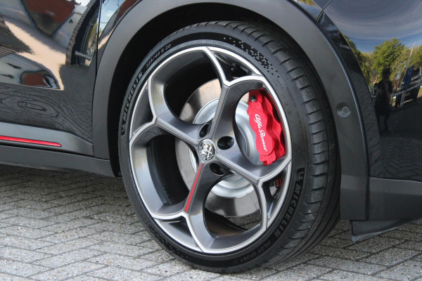 Alfa Romeo junior Elettrica VELOCE 280PK 54 kWh | SPORT PACK (SABELT SPORTSTOELEN ELEKTRISCH BEDIENBAAR OP DE BESTUURDERSSTOEL/STOEL VERWARMING/ALUMINIUM INSTAPLIJSTEN EN PEDALEN/PERFROMANCE STUURWIEL MET ALCANTARA/PERFORMANCE BODYKIT "PROGRESSO"/AMBIENT LIGHT/GETINTE ACHETRRUITEN | TECHNO PACK (LED MATRIX KOPLAMPEN/AUTOMATISCH DIMMENDE BINNENSPIEGEL/DRAADLOZE TELEFOONLADER/DODEHOEK DETECTIE/NAVIGATIE/ELEKTRISCH BEDIENBARE ACHTERKLEP/KEYLESS ENTRY/KEYLESS START/ADAPTIVE CRUISE CONTROL/ACHTERUITRIJ CAMERA) | DRAADLOZE APPLE CARPLAY/ANDROID AUTO | 20" LICHTMETALEN VELGEN "VENTI" | RODE RE