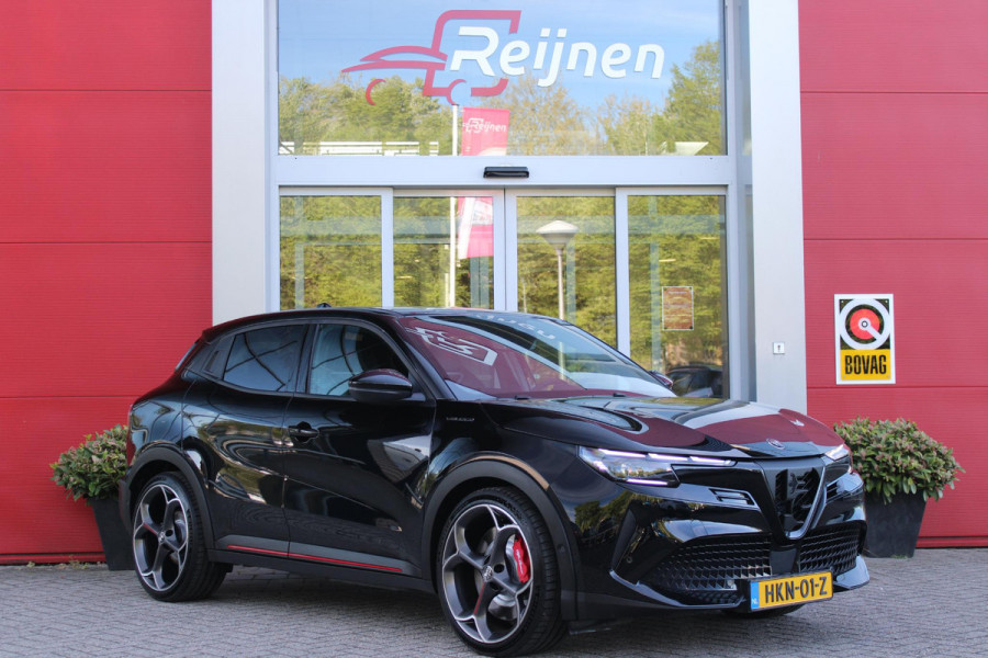 Alfa Romeo junior Elettrica VELOCE 280PK 54 kWh | SPORT PACK (SABELT SPORTSTOELEN ELEKTRISCH BEDIENBAAR OP DE BESTUURDERSSTOEL/STOEL VERWARMING/ALUMINIUM INSTAPLIJSTEN EN PEDALEN/PERFROMANCE STUURWIEL MET ALCANTARA/PERFORMANCE BODYKIT "PROGRESSO"/AMBIENT LIGHT/GETINTE ACHETRRUITEN | TECHNO PACK (LED MATRIX KOPLAMPEN/AUTOMATISCH DIMMENDE BINNENSPIEGEL/DRAADLOZE TELEFOONLADER/DODEHOEK DETECTIE/NAVIGATIE/ELEKTRISCH BEDIENBARE ACHTERKLEP/KEYLESS ENTRY/KEYLESS START/ADAPTIVE CRUISE CONTROL/ACHTERUITRIJ CAMERA) | DRAADLOZE APPLE CARPLAY/ANDROID AUTO | 20" LICHTMETALEN VELGEN "VENTI" | RODE RE