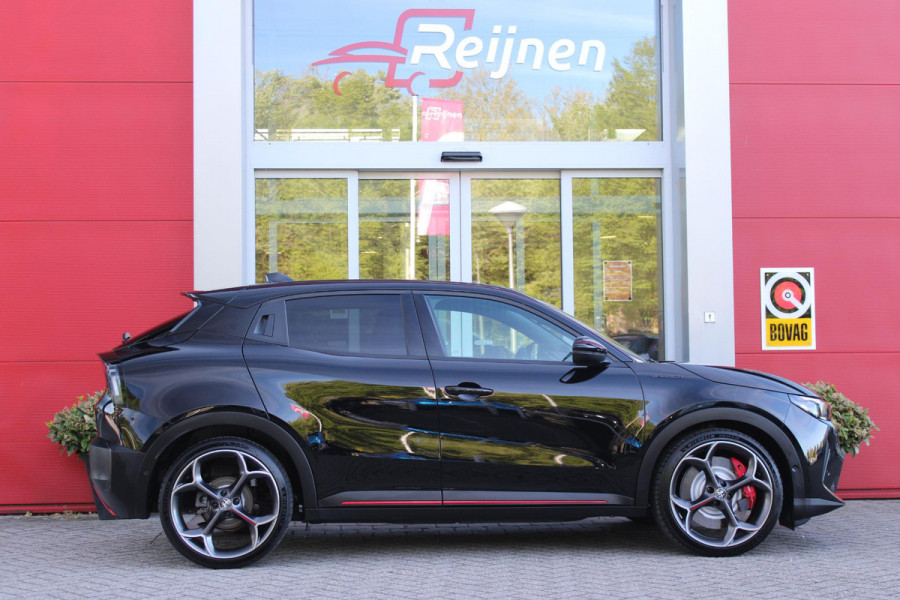 Alfa Romeo junior Elettrica VELOCE 280PK 54 kWh | SPORT PACK (SABELT SPORTSTOELEN ELEKTRISCH BEDIENBAAR OP DE BESTUURDERSSTOEL/STOEL VERWARMING/ALUMINIUM INSTAPLIJSTEN EN PEDALEN/PERFROMANCE STUURWIEL MET ALCANTARA/PERFORMANCE BODYKIT "PROGRESSO"/AMBIENT LIGHT/GETINTE ACHETRRUITEN | TECHNO PACK (LED MATRIX KOPLAMPEN/AUTOMATISCH DIMMENDE BINNENSPIEGEL/DRAADLOZE TELEFOONLADER/DODEHOEK DETECTIE/NAVIGATIE/ELEKTRISCH BEDIENBARE ACHTERKLEP/KEYLESS ENTRY/KEYLESS START/ADAPTIVE CRUISE CONTROL/ACHTERUITRIJ CAMERA) | DRAADLOZE APPLE CARPLAY/ANDROID AUTO | 20" LICHTMETALEN VELGEN "VENTI" | RODE RE