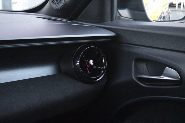 Alfa Romeo junior Elettrica VELOCE 280PK 54 kWh | SPORT PACK (SABELT SPORTSTOELEN ELEKTRISCH BEDIENBAAR OP DE BESTUURDERSSTOEL/STOEL VERWARMING/ALUMINIUM INSTAPLIJSTEN EN PEDALEN/PERFROMANCE STUURWIEL MET ALCANTARA/PERFORMANCE BODYKIT "PROGRESSO"/AMBIENT LIGHT/GETINTE ACHETRRUITEN | TECHNO PACK (LED MATRIX KOPLAMPEN/AUTOMATISCH DIMMENDE BINNENSPIEGEL/DRAADLOZE TELEFOONLADER/DODEHOEK DETECTIE/NAVIGATIE/ELEKTRISCH BEDIENBARE ACHTERKLEP/KEYLESS ENTRY/KEYLESS START/ADAPTIVE CRUISE CONTROL/ACHTERUITRIJ CAMERA) | DRAADLOZE APPLE CARPLAY/ANDROID AUTO | 20" LICHTMETALEN VELGEN "VENTI" | RODE RE