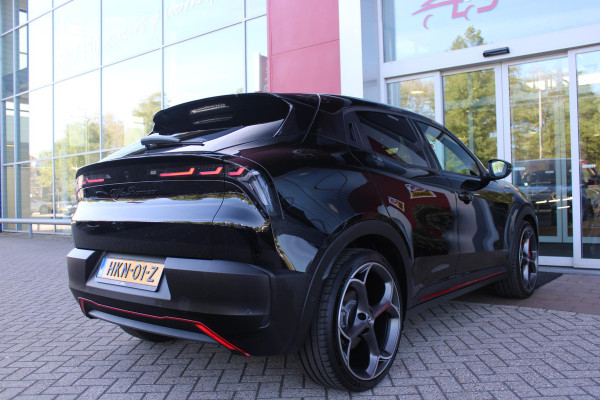 Alfa Romeo junior Elettrica VELOCE 280PK 54 kWh | SPORT PACK (SABELT SPORTSTOELEN ELEKTRISCH BEDIENBAAR OP DE BESTUURDERSSTOEL/STOEL VERWARMING/ALUMINIUM INSTAPLIJSTEN EN PEDALEN/PERFROMANCE STUURWIEL MET ALCANTARA/PERFORMANCE BODYKIT "PROGRESSO"/AMBIENT LIGHT/GETINTE ACHETRRUITEN | TECHNO PACK (LED MATRIX KOPLAMPEN/AUTOMATISCH DIMMENDE BINNENSPIEGEL/DRAADLOZE TELEFOONLADER/DODEHOEK DETECTIE/NAVIGATIE/ELEKTRISCH BEDIENBARE ACHTERKLEP/KEYLESS ENTRY/KEYLESS START/ADAPTIVE CRUISE CONTROL/ACHTERUITRIJ CAMERA) | DRAADLOZE APPLE CARPLAY/ANDROID AUTO | 20" LICHTMETALEN VELGEN "VENTI" | RODE RE