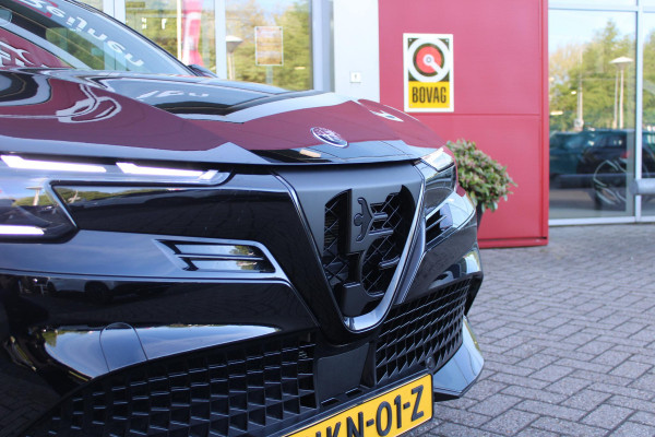 Alfa Romeo junior Elettrica VELOCE 280PK 54 kWh | SPORT PACK (SABELT SPORTSTOELEN ELEKTRISCH BEDIENBAAR OP DE BESTUURDERSSTOEL/STOEL VERWARMING/ALUMINIUM INSTAPLIJSTEN EN PEDALEN/PERFROMANCE STUURWIEL MET ALCANTARA/PERFORMANCE BODYKIT "PROGRESSO"/AMBIENT LIGHT/GETINTE ACHETRRUITEN | TECHNO PACK (LED MATRIX KOPLAMPEN/AUTOMATISCH DIMMENDE BINNENSPIEGEL/DRAADLOZE TELEFOONLADER/DODEHOEK DETECTIE/NAVIGATIE/ELEKTRISCH BEDIENBARE ACHTERKLEP/KEYLESS ENTRY/KEYLESS START/ADAPTIVE CRUISE CONTROL/ACHTERUITRIJ CAMERA) | DRAADLOZE APPLE CARPLAY/ANDROID AUTO | 20" LICHTMETALEN VELGEN "VENTI" | RODE RE