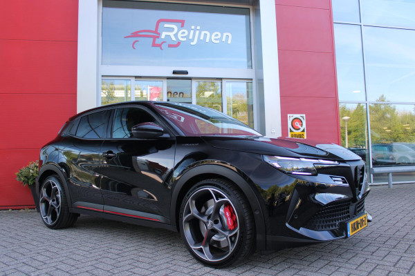 Alfa Romeo junior Elettrica VELOCE 280PK 54 kWh | SPORT PACK (SABELT SPORTSTOELEN ELEKTRISCH BEDIENBAAR OP DE BESTUURDERSSTOEL/STOEL VERWARMING/ALUMINIUM INSTAPLIJSTEN EN PEDALEN/PERFROMANCE STUURWIEL MET ALCANTARA/PERFORMANCE BODYKIT "PROGRESSO"/AMBIENT LIGHT/GETINTE ACHETRRUITEN | TECHNO PACK (LED MATRIX KOPLAMPEN/AUTOMATISCH DIMMENDE BINNENSPIEGEL/DRAADLOZE TELEFOONLADER/DODEHOEK DETECTIE/NAVIGATIE/ELEKTRISCH BEDIENBARE ACHTERKLEP/KEYLESS ENTRY/KEYLESS START/ADAPTIVE CRUISE CONTROL/ACHTERUITRIJ CAMERA) | DRAADLOZE APPLE CARPLAY/ANDROID AUTO | 20" LICHTMETALEN VELGEN "VENTI" | RODE RE