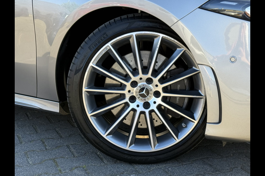 Mercedes-Benz A-Klasse 250 4MATIC AMG-Line | Pano | Trekhaak | MultiBeam LED | Ambient Light | 19 inch