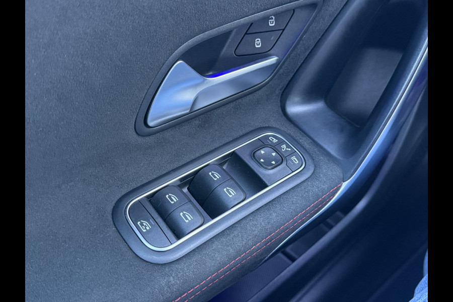Mercedes-Benz A-Klasse 250 4MATIC AMG-Line | Pano | Trekhaak | MultiBeam LED | Ambient Light | 19 inch