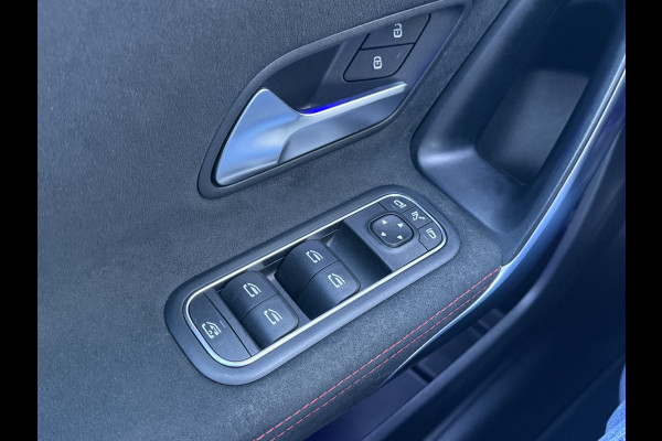 Mercedes-Benz A-Klasse 250 4MATIC AMG-Line | Pano | Trekhaak | MultiBeam LED | Ambient Light | 19 inch