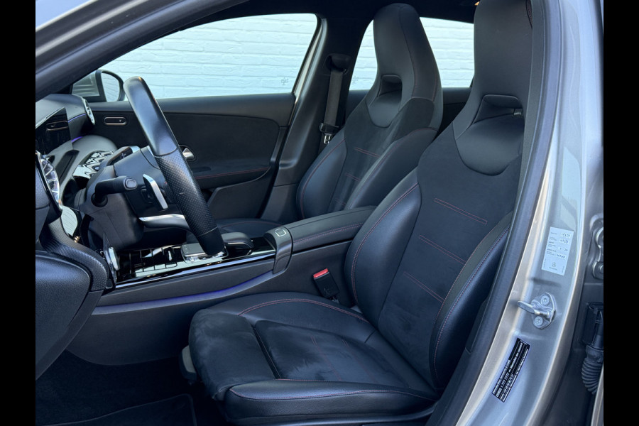Mercedes-Benz A-Klasse 250 4MATIC AMG-Line | Pano | Trekhaak | MultiBeam LED | Ambient Light | 19 inch