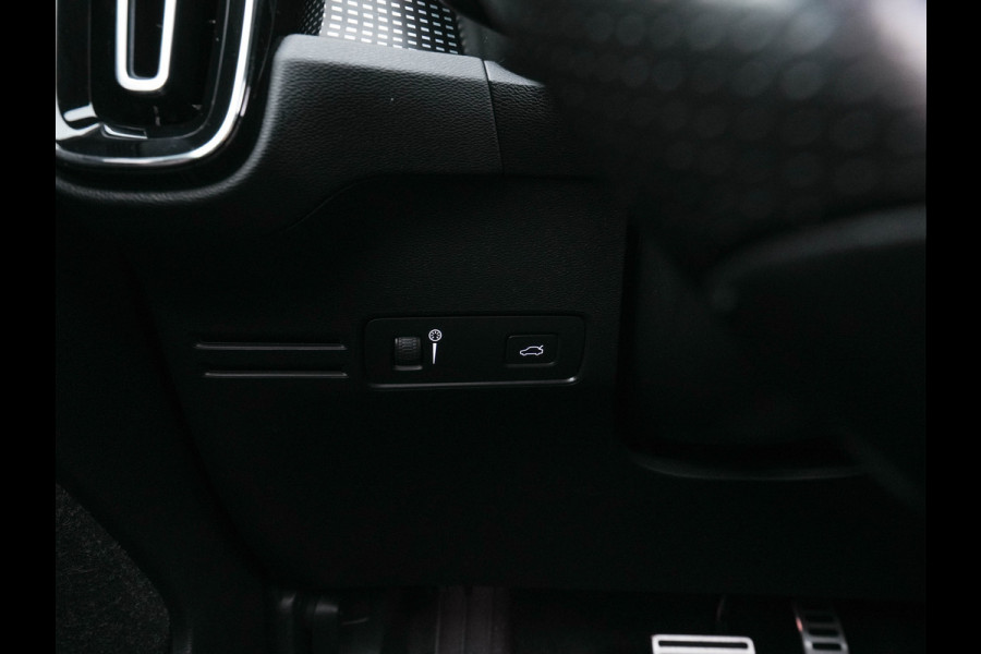 Volvo XC40 Recharge P8 AWD R-Design [ 3-Fase-11kW ] {SoH-90%} (INCL-BTW) Aut. *HEATPUMP | PANO | LEATHER-ALCANTARA | ADAPTIVE-CRUISE | DIGI-COCKPIT | FULL-LED | CAMERA | NAVI-FULLMAP | ECC | PDC | KEYLESS | HEATED-SPORTSEATS | TOWBAR | 19''ALU*
