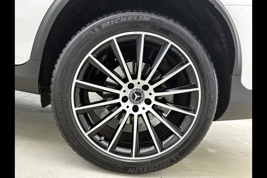 Mercedes-Benz GLC 300 e 4MATIC Premium Plus | AMG-LIne Interieur | AMG-Line Exterieur | Achteruitrijcamera | Multispaaks velgen | Nightpakket | Sfeerverlichting | Trekhaak | 24 Maanden Mercedes-Benz Certified Garantie