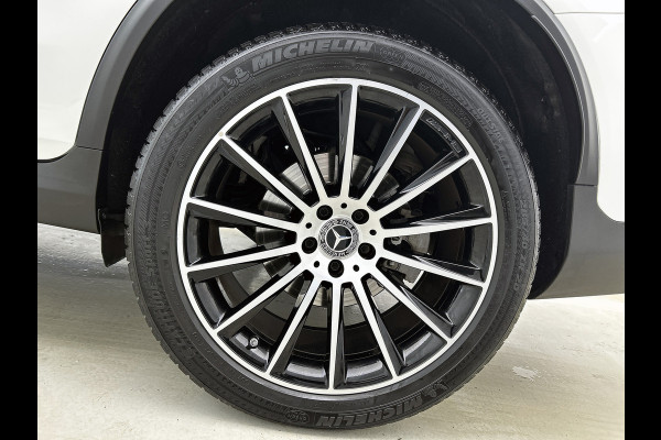 Mercedes-Benz GLC 300 e 4MATIC Premium Plus | AMG-LIne Interieur | AMG-Line Exterieur | Achteruitrijcamera | Multispaaks velgen | Nightpakket | Sfeerverlichting | Trekhaak | 24 Maanden Mercedes-Benz Certified Garantie
