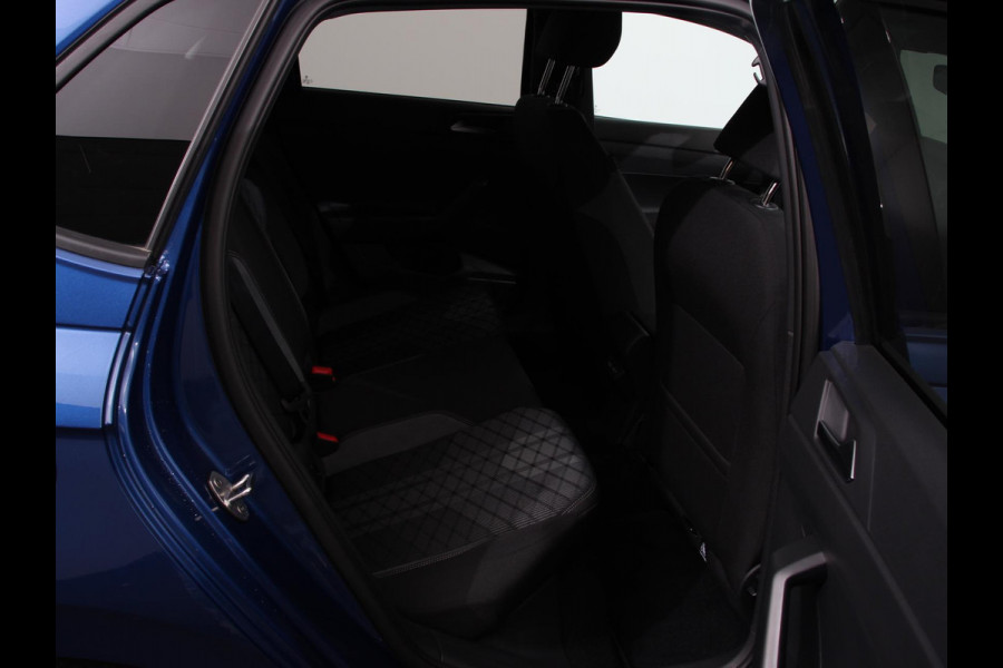 Volkswagen Polo 1.0 TSI R-Line Automaat Camera Parkeer sensoren Adaptive Cruise control Climate Control Extra getint glas Lichtmetalen velgen Stoelverwarming Navigatie Apple Carplay/Android Auto