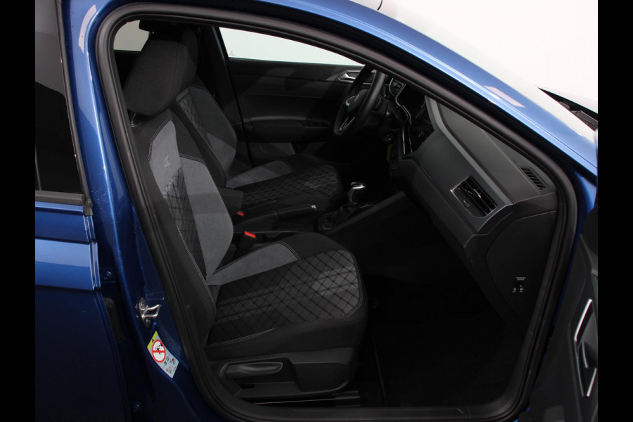 Volkswagen Polo 1.0 TSI R-Line Automaat Camera Parkeer sensoren Adaptive Cruise control Climate Control Extra getint glas Lichtmetalen velgen Stoelverwarming Navigatie Apple Carplay/Android Auto