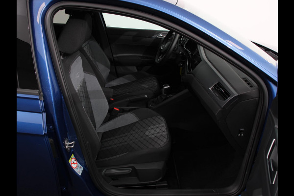 Volkswagen Polo 1.0 TSI R-Line Automaat Camera Parkeer sensoren Adaptive Cruise control Climate Control Extra getint glas Lichtmetalen velgen Stoelverwarming Navigatie Apple Carplay/Android Auto